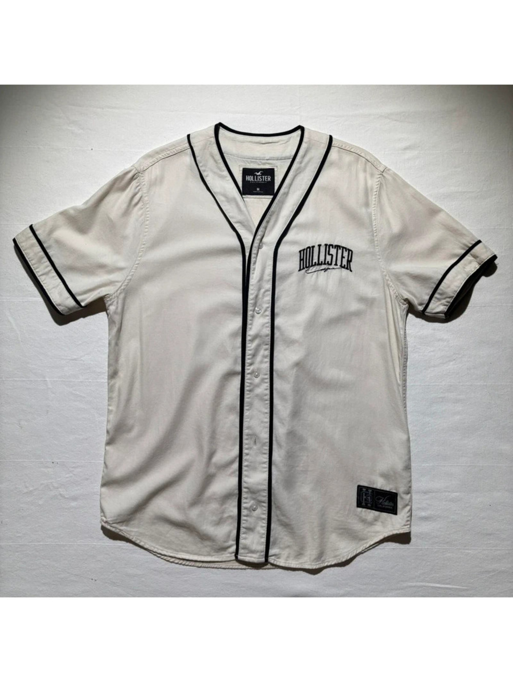 Hollister Men’s Medium Baseball Jersey Shirt White Black Piping Embroidered Logo